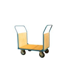   KK07, Áruszállító kézikocsi rakodó résszel, két oldalon karral és fa fallal, Rakfelület: 1000x700 mm, Teherbírás: 500 kg.